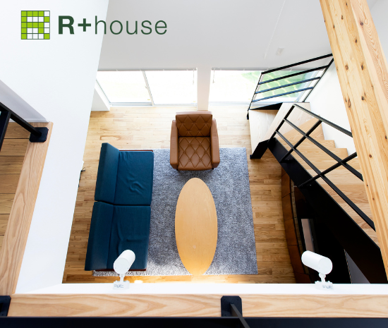 アイアンと木の調和がとれた360度美しい家